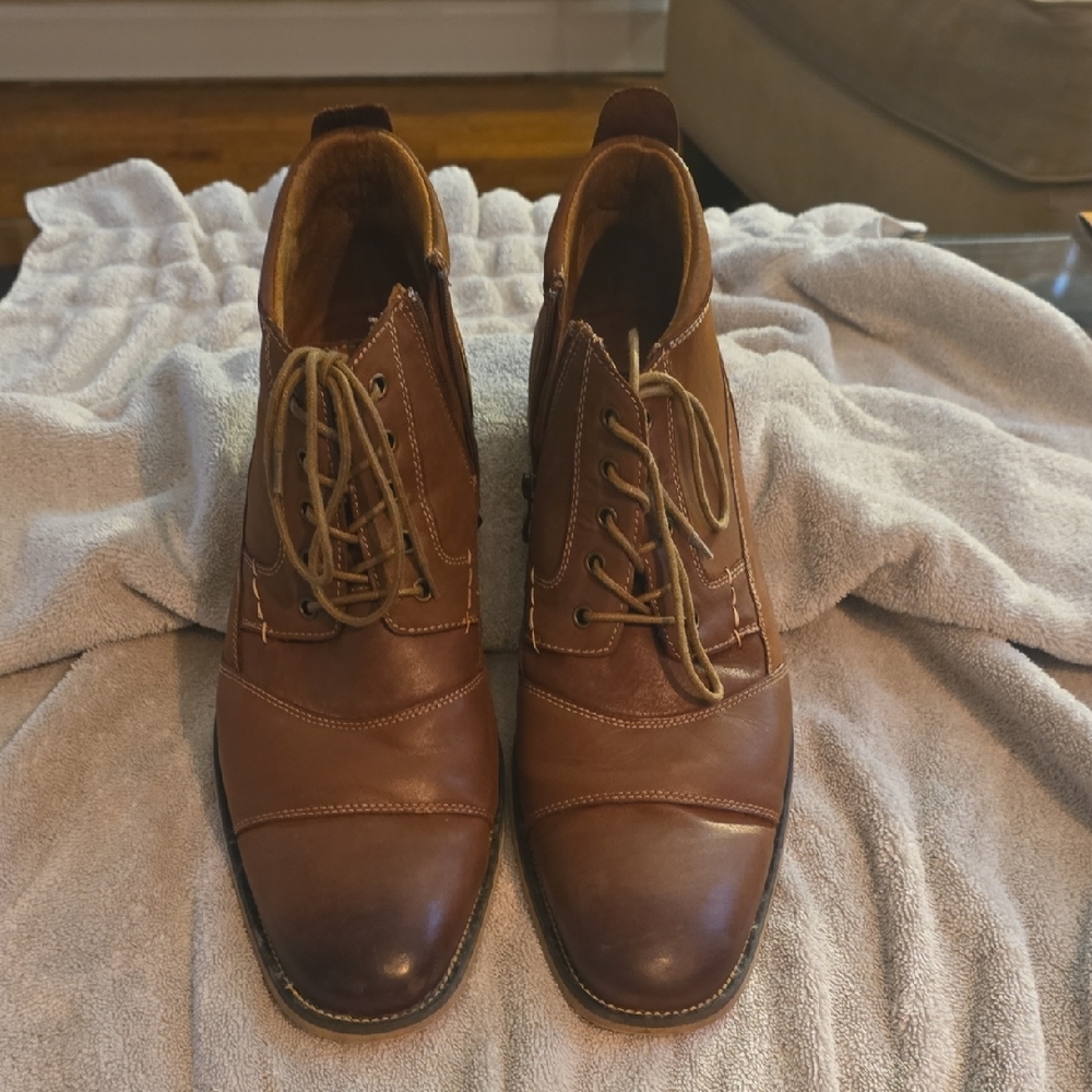 Steve Madden Brown Chukka Boots with Cap Toe and Lace-Up Design